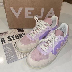 NWT Veja V-10 Suede Sneaker